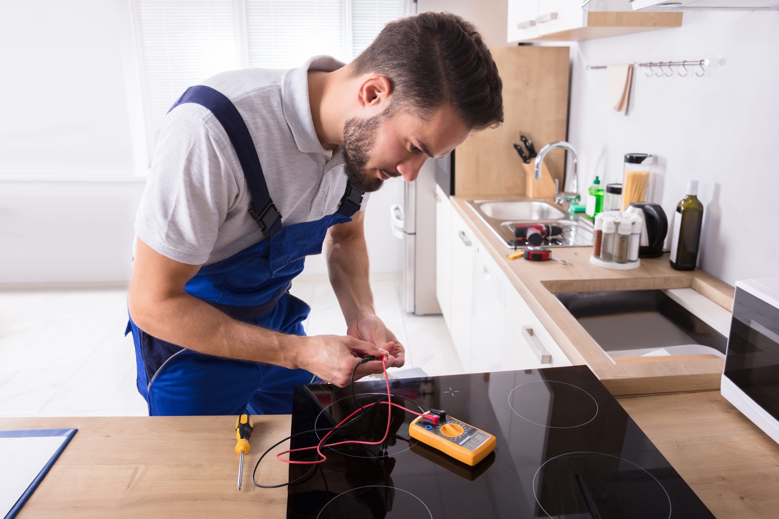 Técnico Trabajando con Vitrocerámicas Indesit